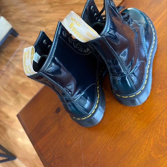 VEGAN 1460 GLOSS LACE UP BOOTS DR MARTENS  SIZE 7 (WOMEN) - Picture 2 of 5